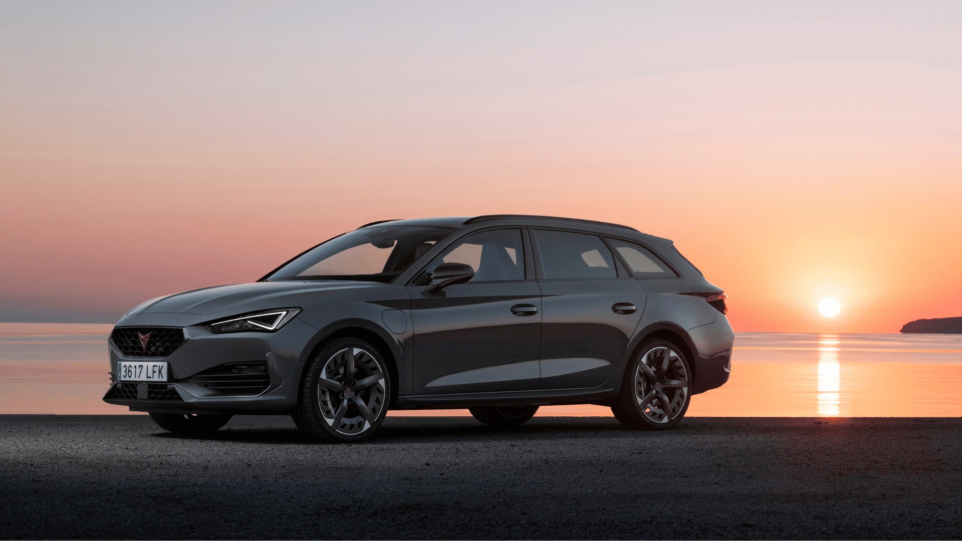 Leon%20Sports%20tourer%20beachside%20with%20sunset%20behind%20in%20grey