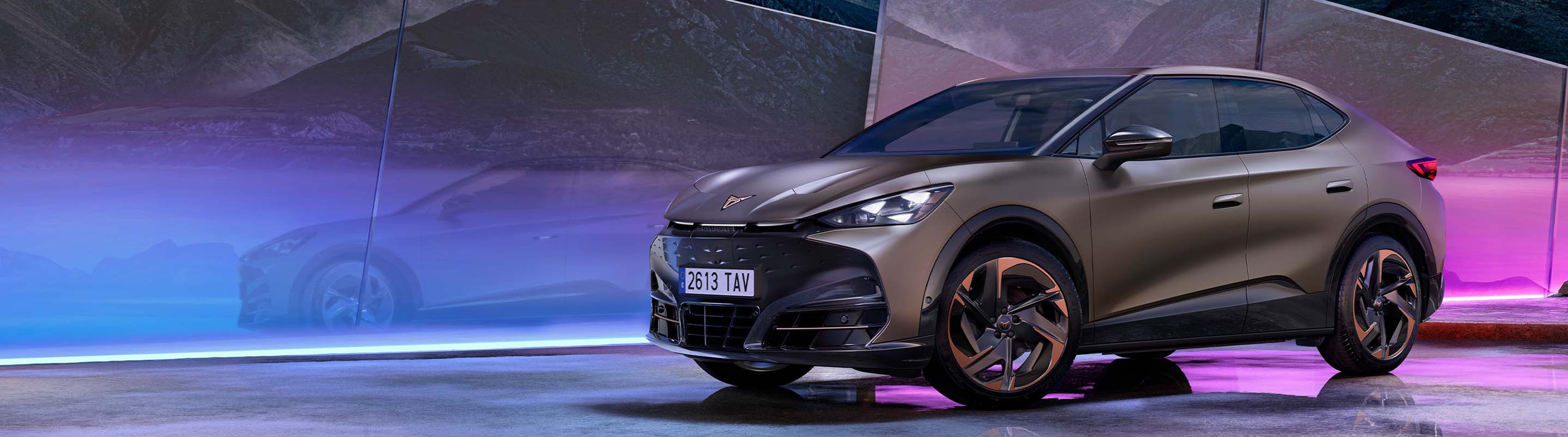 girl-with-cupra-formentor-dark-camouflage