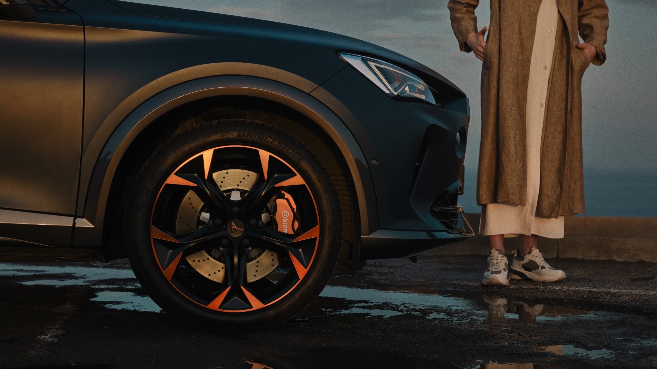 Woman%20posing%20CUPRA%20Fomentor%20e-HYBRID