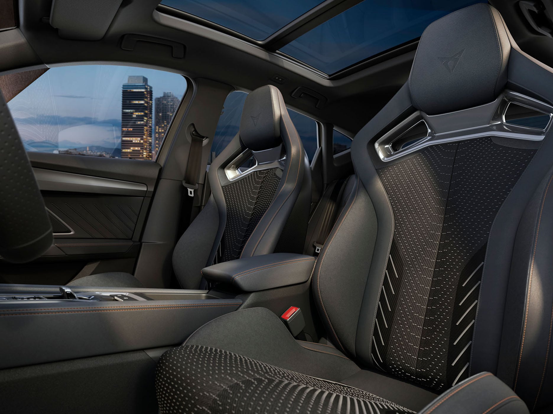 Details of the cup bucket seats from the CUPRA Formentor, featuring lateral support and technical materials, in a racing-inspired design.