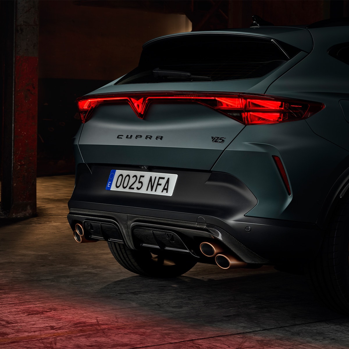 3/4 rear view of the CUPRA Formentor VZ5 to showcase the Copper Diagonal exhaust pipes and the VZ5 sign.