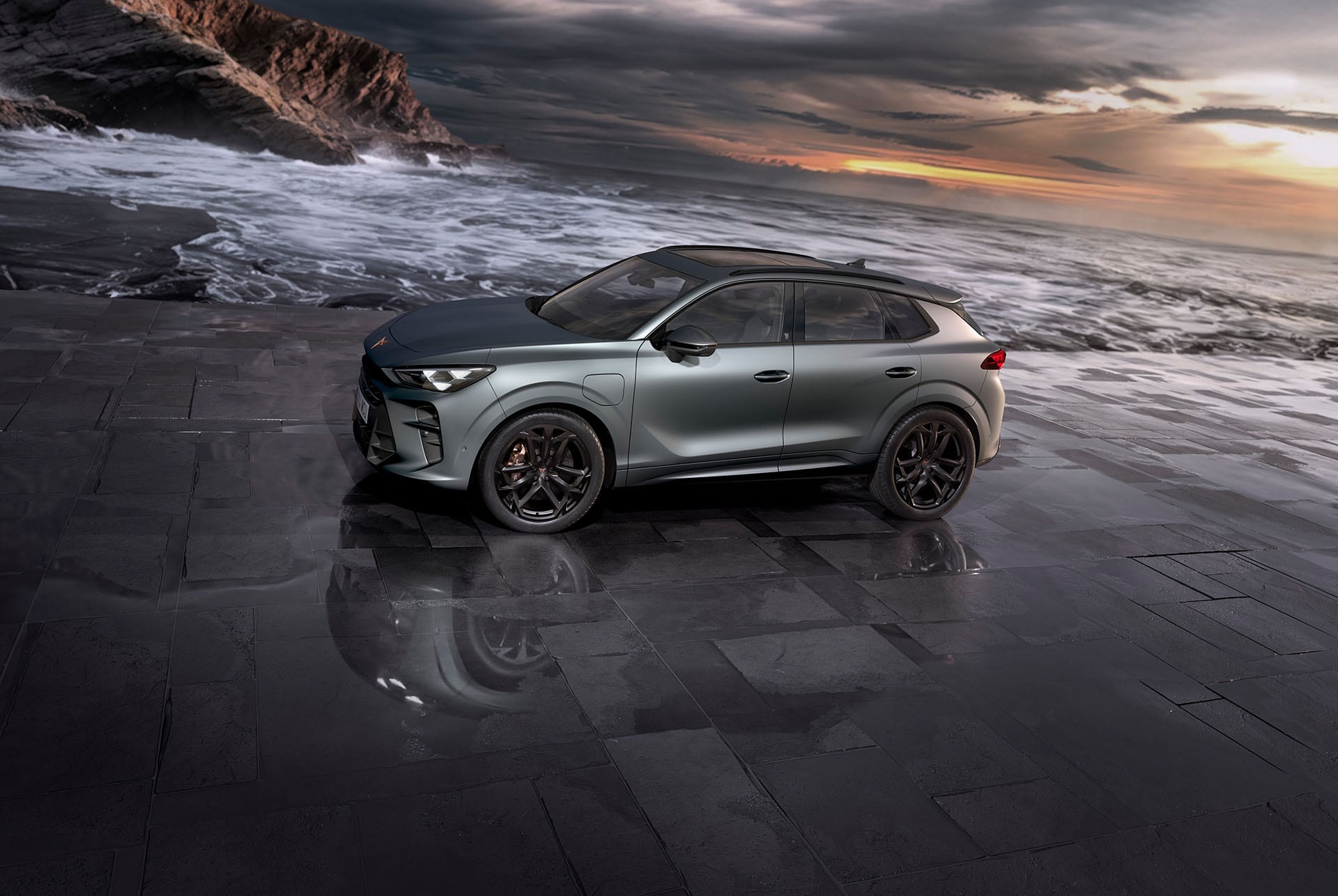 rear view of 2025 cupra terramar with hybrid engine, hd headlights, dcc sport, 20" hadron copper wheels, high canyon interior and cupra logo 3d rear lights, at sunset.