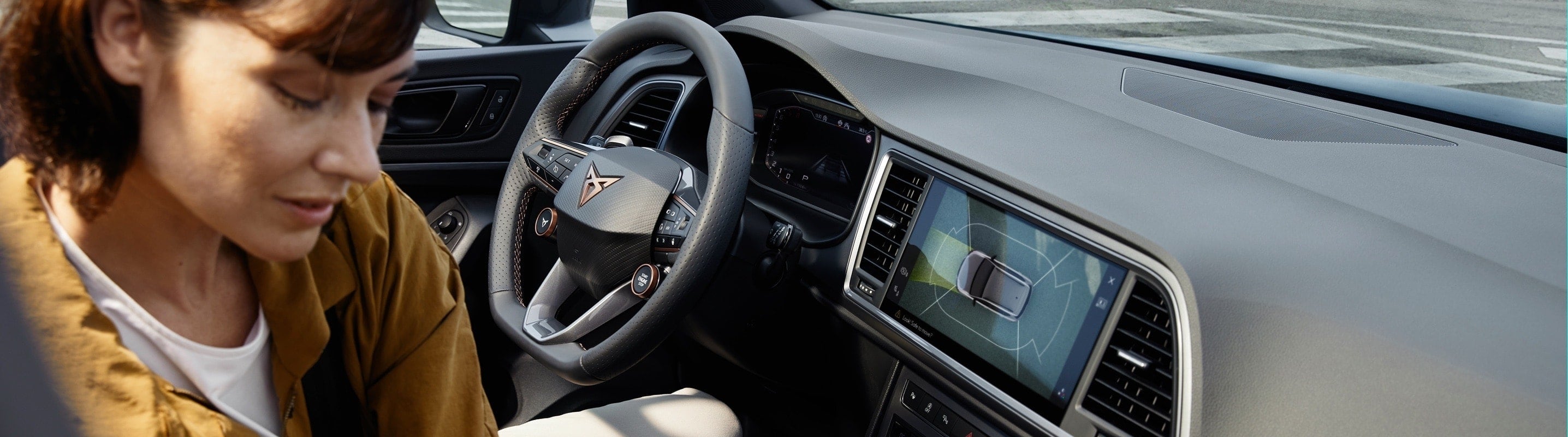 woman- in-cupra-ateca-with-navigation-system-screen